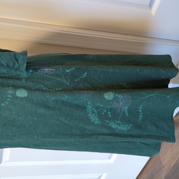 Small long sleeve dress with flower design - Picture 2 of 4
